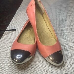 Naturalizer Women’s Applause, pink salmon and shiny silver metal toe